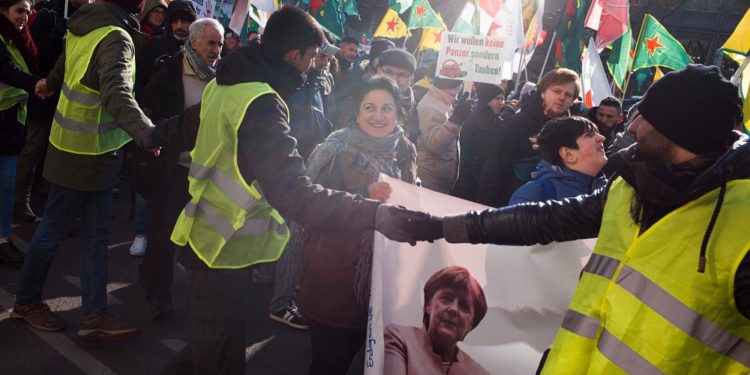 Almanya, Hamas ve PKK bayraklarını yasakladı