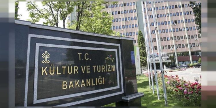 Bakanlık, ‘kademeli normalleşme’ tepkilerinin ardından müzisyenlere ödeme yapılacağını duyurdu
