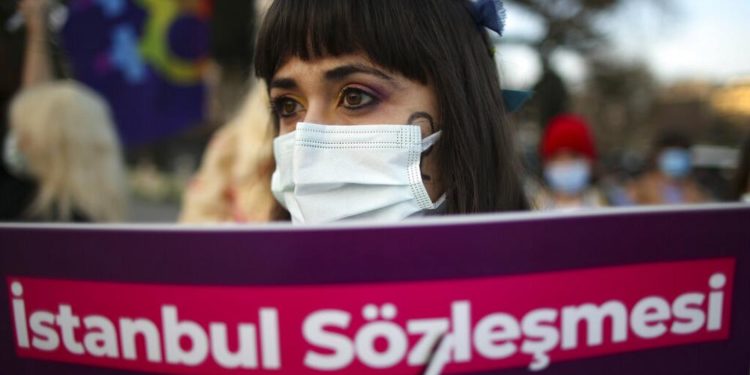 Türkiye, İstanbul Sözleşmesi’nden resmen çekiliyor; kadınlar tepkili