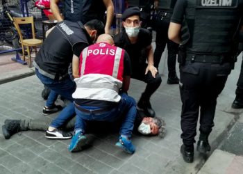 Taksim’deki gösteride polisin müdahalesiyle gözaltına alınan muhabir: ‘Nefes alamıyorum’