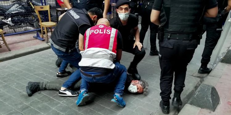 Taksim’deki gösteride polisin müdahalesiyle gözaltına alınan muhabir: ‘Nefes alamıyorum’