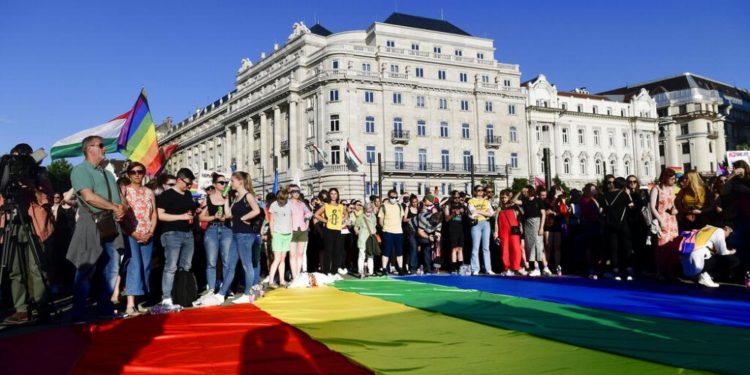 Macaristan’da eşcinselliğin ‘teşvik edilmesini’ yasaklayan teklif protesto edildi