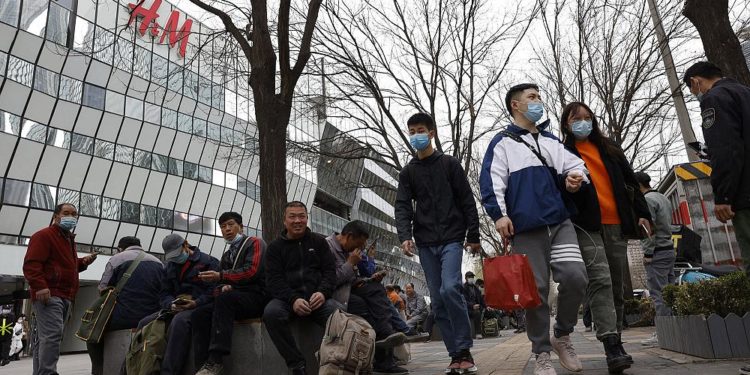 Uygurlara destek veren H&M, Pekin’in ‘sorunlu Çin haritasını değiştir’ talebini kabul etti