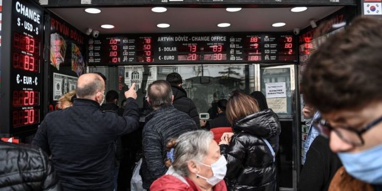 Dolar/TL kurundaki rekoru yabancı analistler yorumladı: "Para politikası bağımsız olamadıkça olumsuz gidişat sürer"