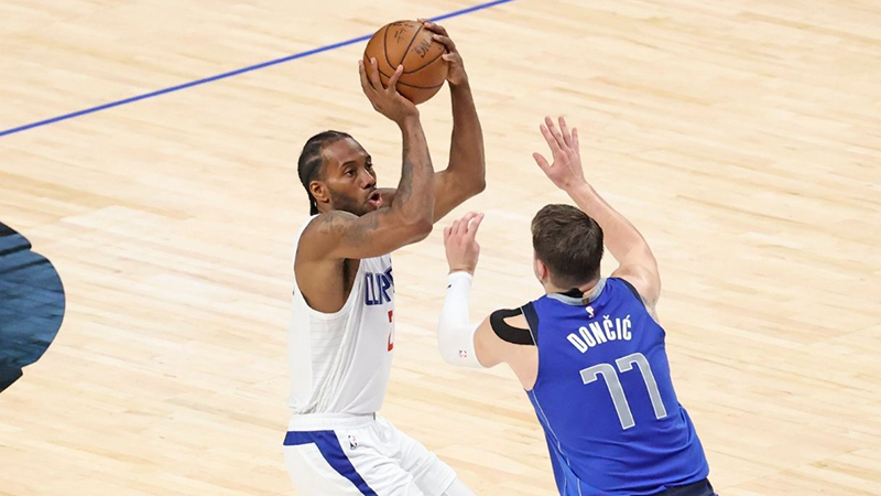 Kawhi Leonard 45 sayıyla şov yaptı; Los Angeles Clippers, seriyi son maça taşıdı