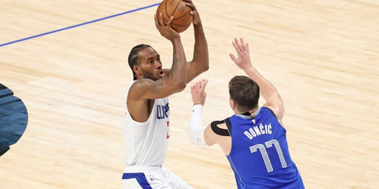 Kawhi Leonard 45 sayıyla şov yaptı; Los Angeles Clippers, seriyi son maça taşıdı