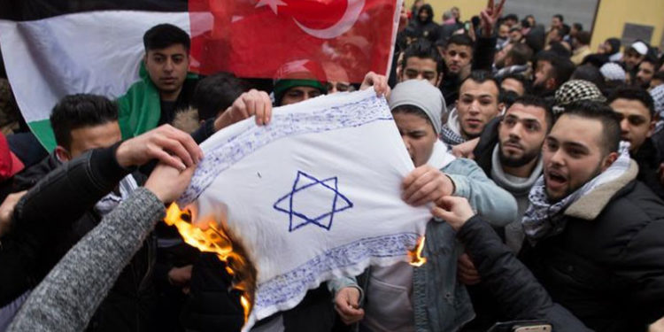 "Yahudi düşmanlığı yapan Alman vatandaşı olamasın" teklifi