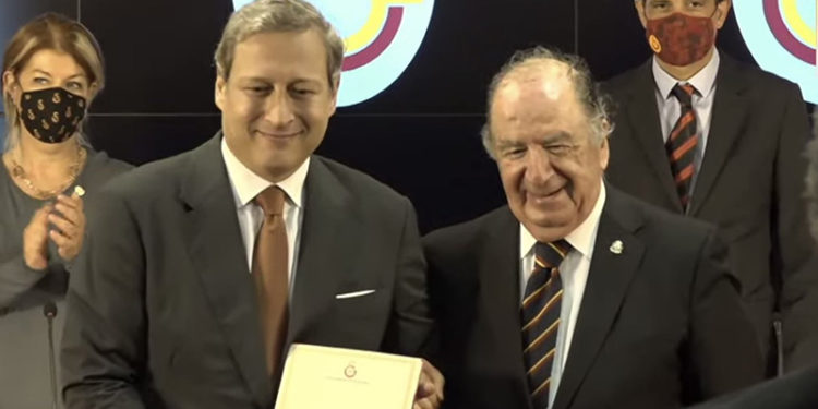 Galatasaray'ın yeni başkanı Burak Elmas, mazbatasını aldı