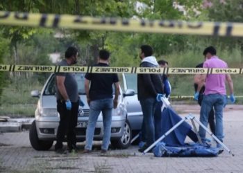 Kalp krizi geçiren profesör üniversitenin otoparkında vefat etti