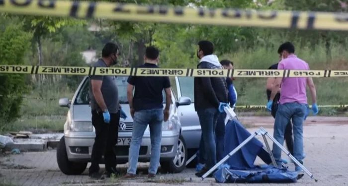 Kalp krizi geçiren profesör üniversitenin otoparkında vefat etti