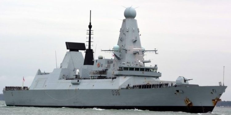 İngiltere Savunma Bakanlığı'na ait gizli belgeler otobüs durağında bulundu