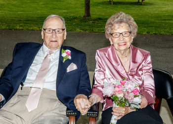 95 yaşında yeniden evlenen çift, hem doğum günlerini hem de evliliklerini kutladı