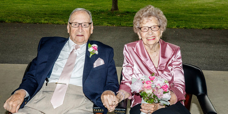 95 yaşında yeniden evlenen çift, hem doğum günlerini hem de evliliklerini kutladı