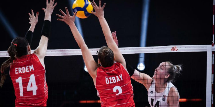 A Milli Kadın Voleybol Takımı, yarı finalde ABD'ye 3-0 mağlup oldu