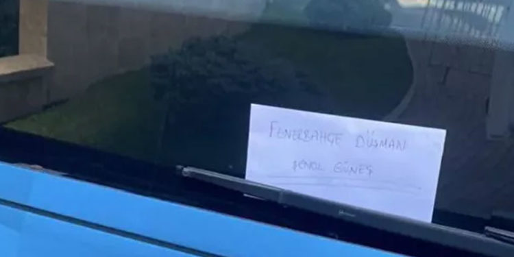 A Milli Takım otobüsüne 'Fenerbahçe düşmanı Şenol Güneş' yazısı asıldı