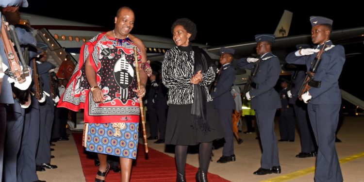 Afrika’nın son mutlak hükümdarı ülkesinden kaçtı