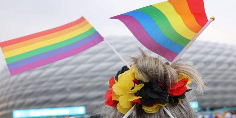 Almanya-Macaristan maçında "gökkuşağı" protestosu