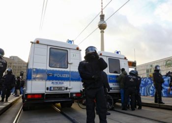 Almanya'da bı&ccedil;aklı saldırı: 3 &ouml;l&uuml;, 6 yaralı