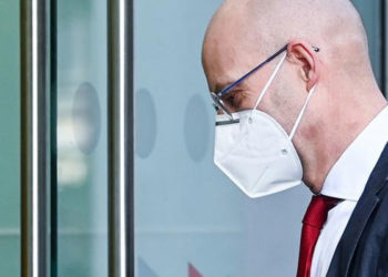 Almanya’da sırasını beklemeden aşı olan belediye başkanı görevden alındı