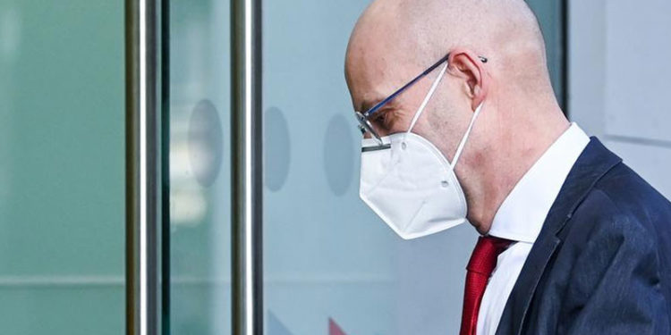 Almanya’da sırasını beklemeden aşı olan belediye başkanı görevden alındı