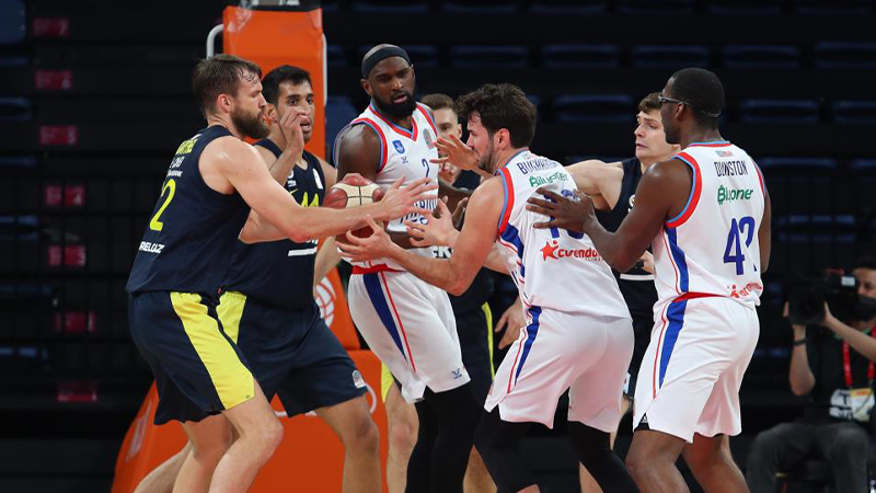 Anadolu Efes-Fenerbahçe Beko maçında kavga: 4 oyuncu diskalifiye edildi!