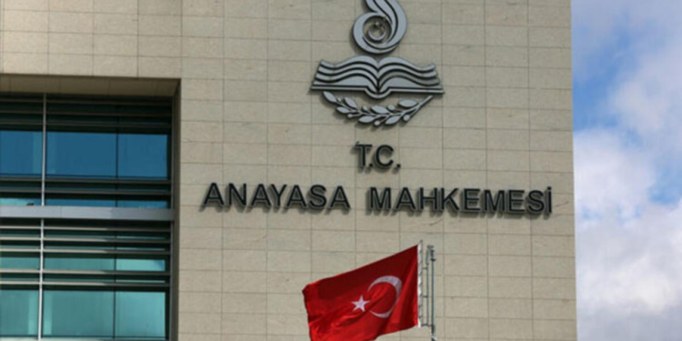 Anayasa Mahkemesi, emekli öğretmenlerin ek ders karşılığında ücret alması halinde emekli maaşlarının kesilmesine karar verdi