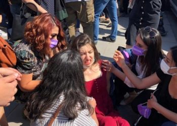 Ankara Adliyesi &ouml;n&uuml;nde a&ccedil;ıklama yapmak isteyen kadınlara polis m&uuml;dahalesi!