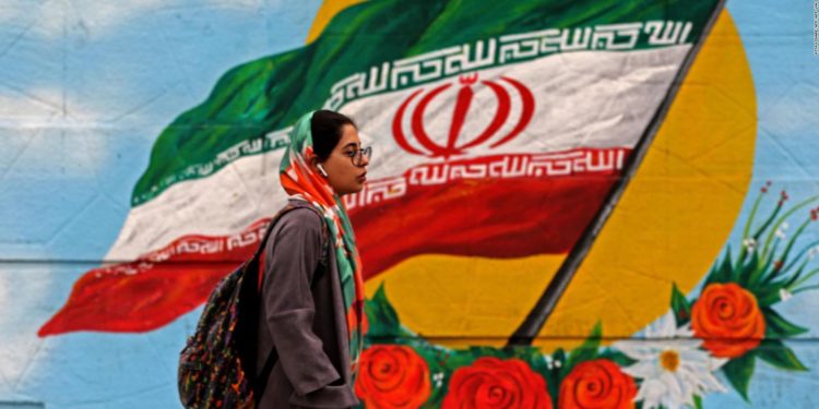 Anket: İran'da halkın dörtte üçü sandığa gitmeyi planlamıyor