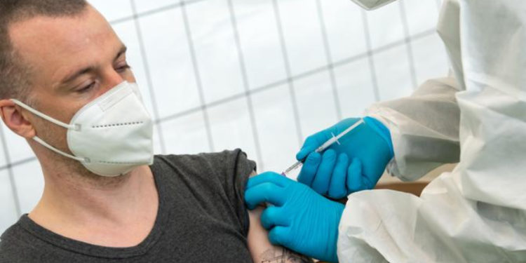 Araştırma: İki aşının kombine edilmesi daha fazla koruyor