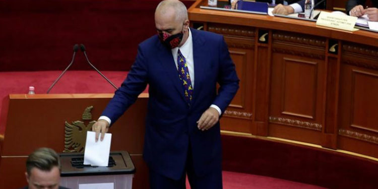 Arnavutluk’ta meclis Cumhurbaşkanı Meta’yı azletti