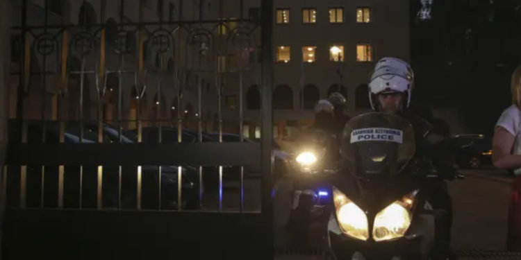 Atina'da 7 piskoposa asitle saldırıldıktan sonra bir papaz gözaltına alındı