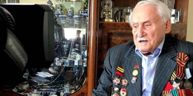 Auschwitz’in son kahramanı hayatını kaybetti: Elektrikli telleri tankla ezmişti