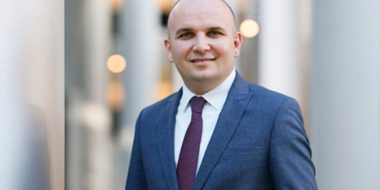 Avrupa liberallerinin yeni Başkanı Türk asıllı İlhan Küçük oldu