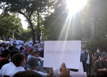 Bekleyiş sürüyor; bagajı açılmayan otomobil elçiliğe geri döndü!