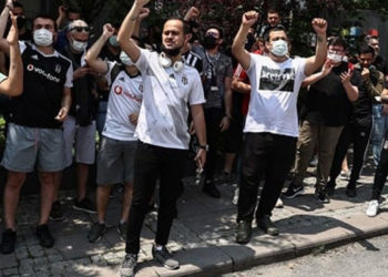 Beşiktaş taraftarı Sergen Yalçın’ın evinin önünde toplandı: Gitme, kal