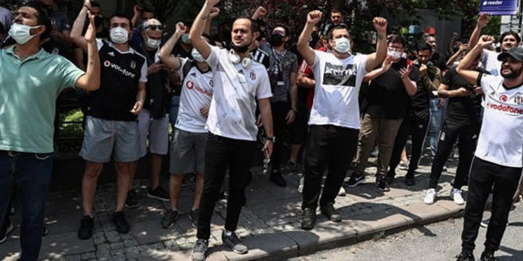 Beşiktaş taraftarı Sergen Yalçın’ın evinin önünde toplandı: Gitme, kal