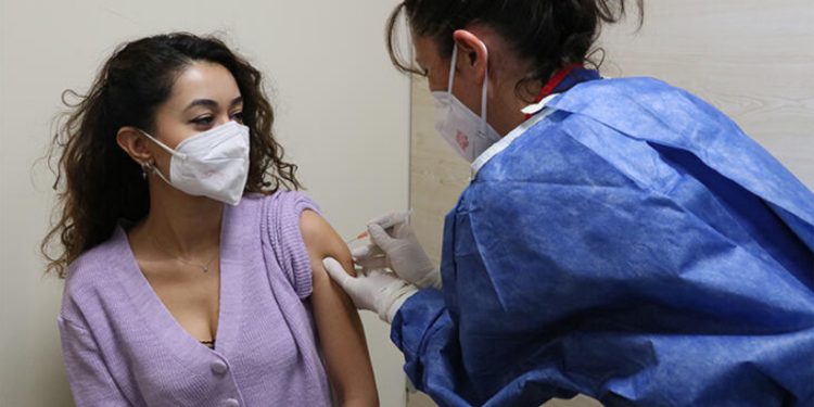 Bilim Kurulu Üyesi Prof. Dr. Levent Akın: 100 kişi aşı randevusu alıyorsa 25 kişi aşı oluyor