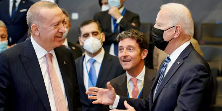 Bloomberg: Erdoğan'ın S-400 konusunda duruşlarının değişmediğini söylemesiyle Türk lirasının değer kaybı arttı