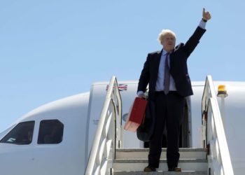 Boris Johnson'ın iklim krizinin de konuşulacağı G7 Zirvesi'ne tren yerine uçakla gitmesi tepki çekti