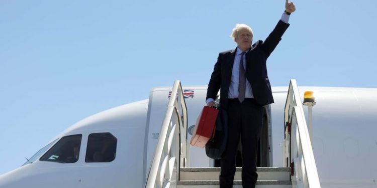 Boris Johnson'ın iklim krizinin de konuşulacağı G7 Zirvesi'ne tren yerine uçakla gitmesi tepki çekti