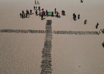 Brezilya'da Copacabana Plajı’na Covid-19’dan ölenler anısına 500 gül dikildi