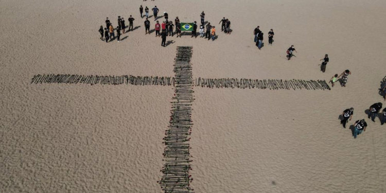 Brezilya'da Copacabana Plajı’na Covid-19’dan ölenler anısına 500 gül dikildi