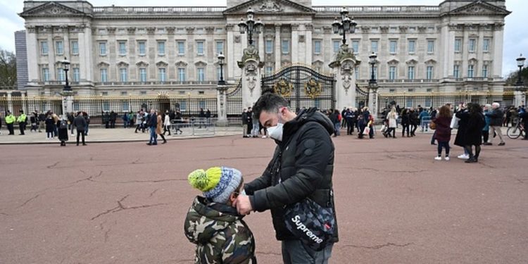 Britanya Ulusal Sağlık Sistemi yöneticisi: Aşılama programı sayesinde Koronavirüs vakaları ve ölümler arasındaki bağlantıyı kırdık