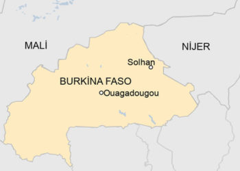 Burkina Faso'da bir köye düzenlenen silahlı saldırıda yaklaşık 100 kişi öldü