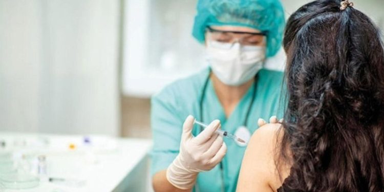 Covid aşısı regl düzeninde geçici değişikliğe neden olabilir