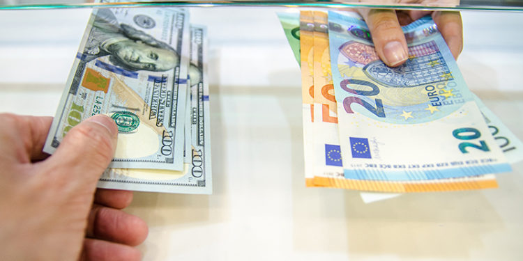 Dolar ve euro yeni haftaya yatay seyirde başladı