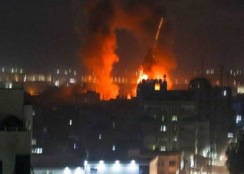 Doğu Kudüs'teki 'Bayrak Yürüyüşü' gerilimi artırdı, İsrail Gazze'yi vurdu