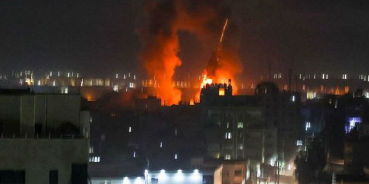 Doğu Kudüs'teki 'Bayrak Yürüyüşü' gerilimi artırdı, İsrail Gazze'yi vurdu