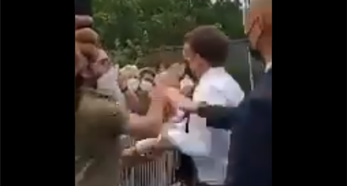 Emmanuel Macron’a tokatlı saldırı