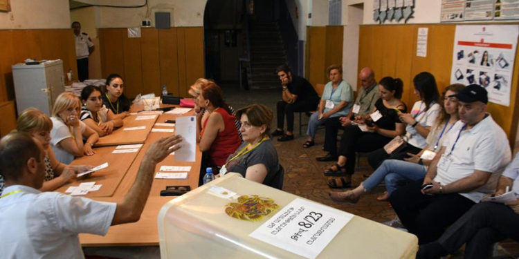 Ermenistan’daki seçimi Paşinyan açık ara fark ile önde götürüyor